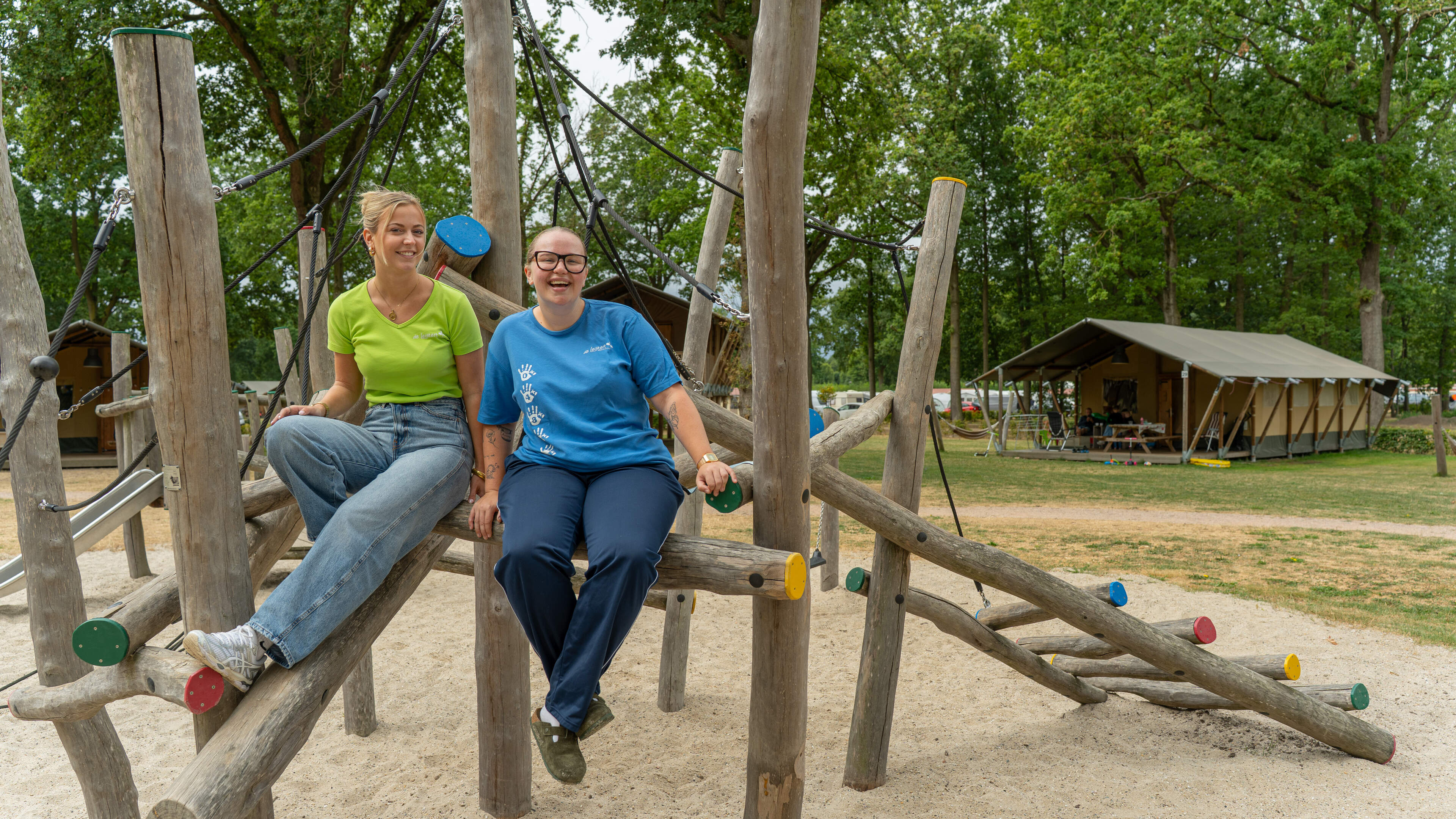 Jule (20) en Kiki (23) genieten volop van hun zomerjob op Recreatiepark de Leistert in Roggel: ‘Je k